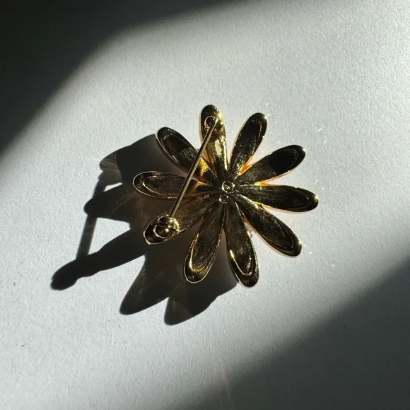 Stunning gold tone SWAROVSKI flower brooch pin - Picture 4 of 14